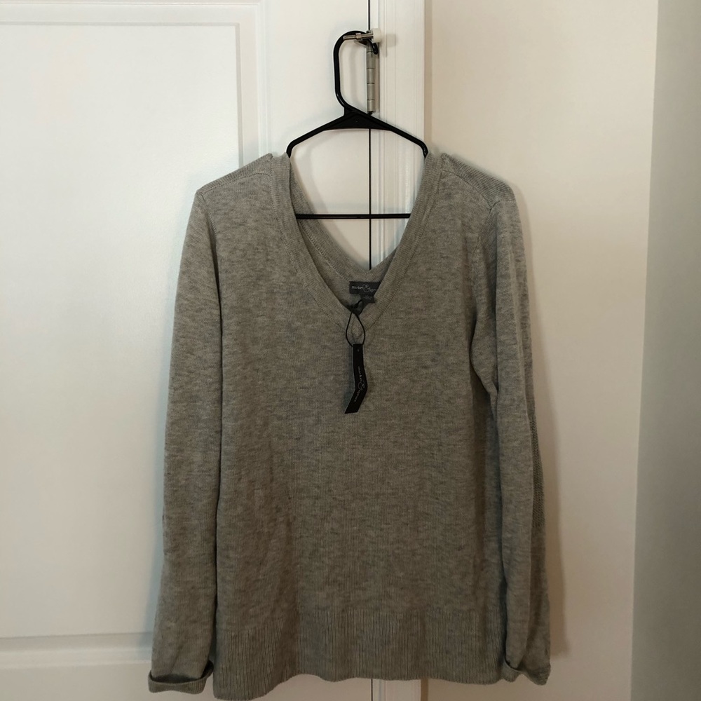 Double V sweater